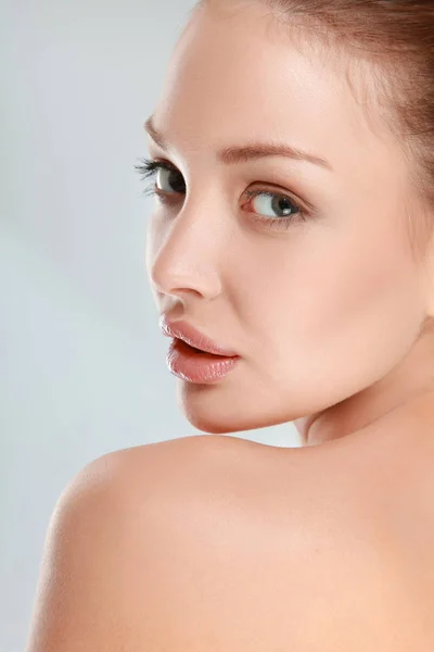 Retrato de mulher bonita, isolado no fundo branco — Fotografia de Stock