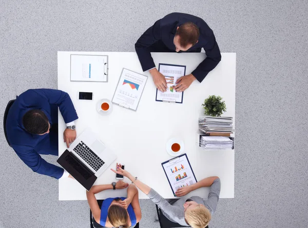 Empresários que se sentam e discutem na reunião, no escritório. — Fotografia de Stock