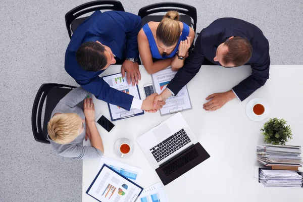 İş adamları toplantıda, ofiste oturup tartışıyorlar..