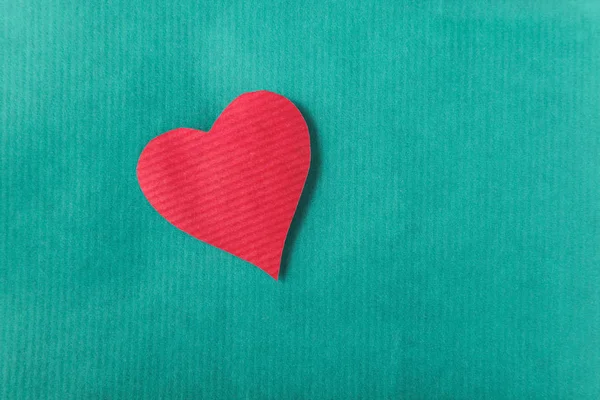 Corazón rojo, aislado sobre fondo verde —  Fotos de Stock