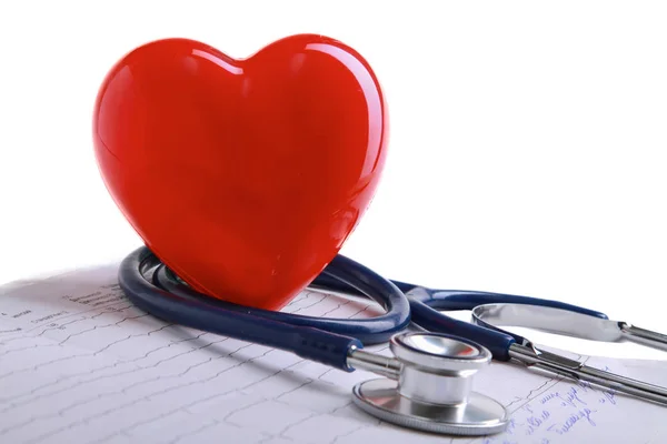 Красное сердце и стетоскоп на столе — стоковое фото