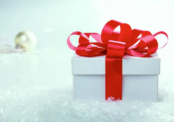 Λευκό κουτί δώρου με κόκκινη κορδέλα και φιόγκο — Φωτογραφία Αρχείου