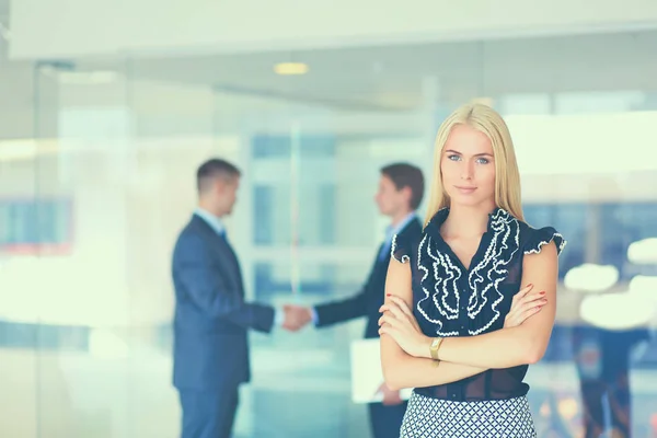 Zakenvrouw permanent op voorgrond in office — Stockfoto