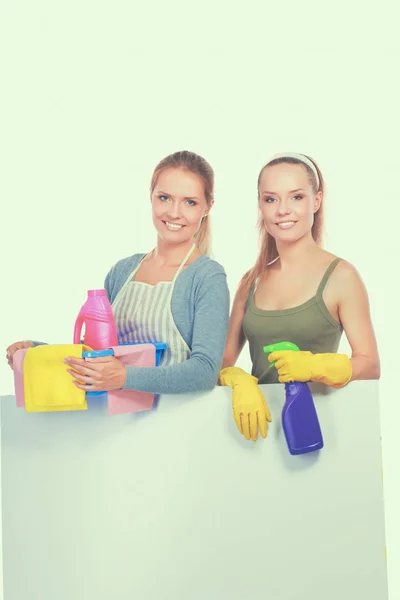 Twee vrouwen is het reinigen van iets met wisp en spray aandachtig. — Stockfoto