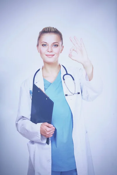Νεαρή ευτυχισμένη γυναίκα γιατρός δείχνει τους αντίχειρες επάνω — Φωτογραφία Αρχείου