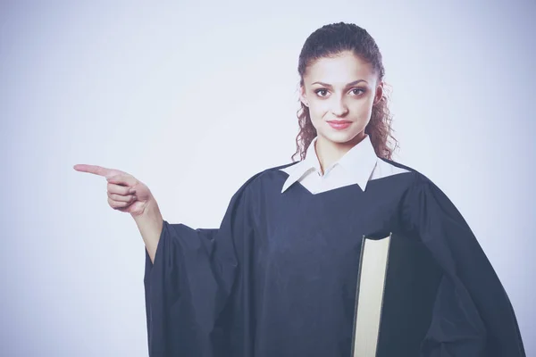 Портрет молодой женщины-судьи на белом фоне — стоковое фото