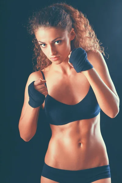 Porträtt av ung vacker fitness kvinna, isolerad på svart bakgrund — Stockfoto
