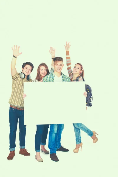 Grupa młodych przyjaciół trzymających pustą tablicę, odizolowana na białym tle — Zdjęcie stockowe