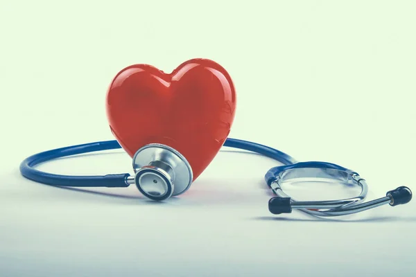 Rotes Herz und Stethoskop auf dem Schreibtisch — Stockfoto