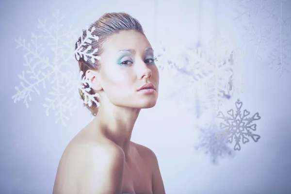 Retrato de mujer hermosa, aislado sobre fondo gris — Foto de Stock