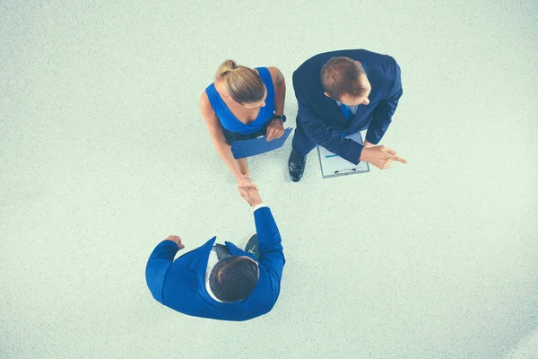 Jonge zakenlui schudden handen - permanent topview — Stockfoto