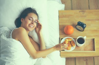 Evde yatakta yatan genç güzel kadın