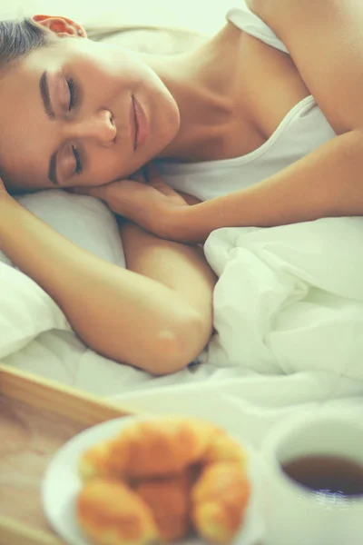 Wanita cantik muda berbaring di tempat tidur di rumah — Stok Foto