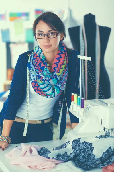 Hermosa joven diseñador de moda de pie en el estudio — Foto de Stock