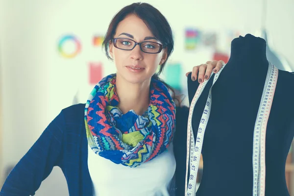 Sorrindo designer de moda em pé perto de manequim no escritório — Fotografia de Stock