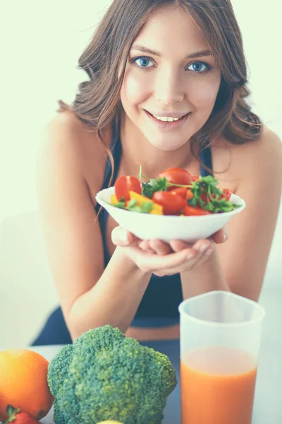 Retrato de una joven sonriente con ensalada de verduras vegetarianas — Foto de Stock