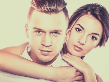 Mutlu genç çift beyaz arka planda tek başına ayakta duruyor.