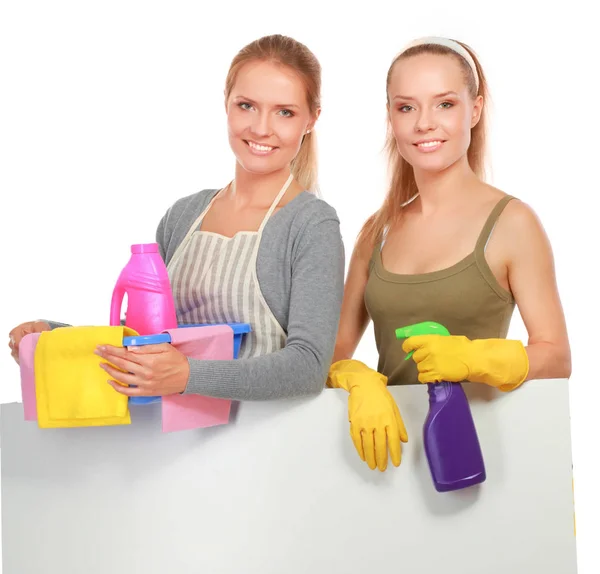 Dos mujeres están limpiando algo con mechón y rociando con atención . — Foto de Stock