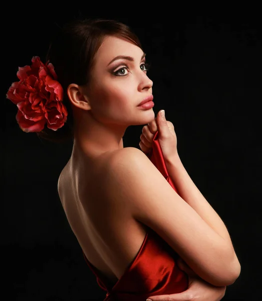 Mujer joven en vestido rojo, aislada sobre fondo negro — Foto de Stock