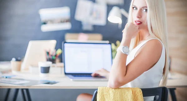 Créateurs de mode travaillant en studio assis sur le bureau — Photo