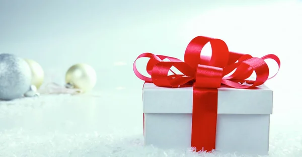 Caja de regalo blanca con cinta roja y lazo —  Fotos de Stock