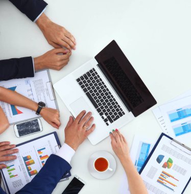 İş adamları iş toplantısında, ofiste oturup tartışıyorlar.