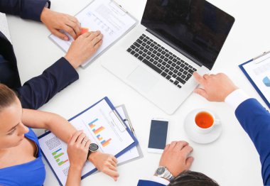 İş adamları iş toplantısında, ofiste oturup tartışıyorlar.