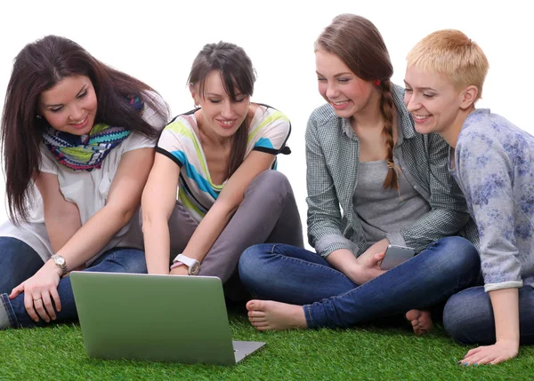 Groupe de jeunes étudiants utilisant un ordinateur portable ensemble — Photo