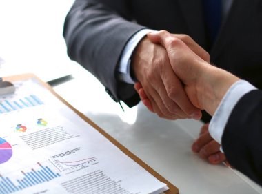 İş adamları el sıkışıyor, toplantıyı bitiriyor.