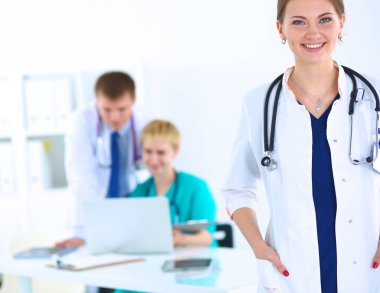 Tıp grubunun önünde çekici bir kadın doktor.