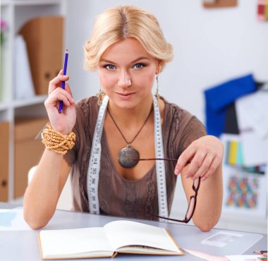 Stüdyoda çalışan genç moda tasarımcısı.