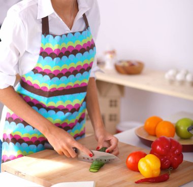 Mutfakta Sebze Kesen Genç Kadın