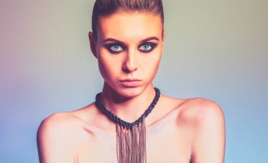 gri arka plan üzerinde duran güzel kadın