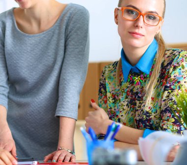 Yeni bir proje üzerinde çalışan genç iş adamları.