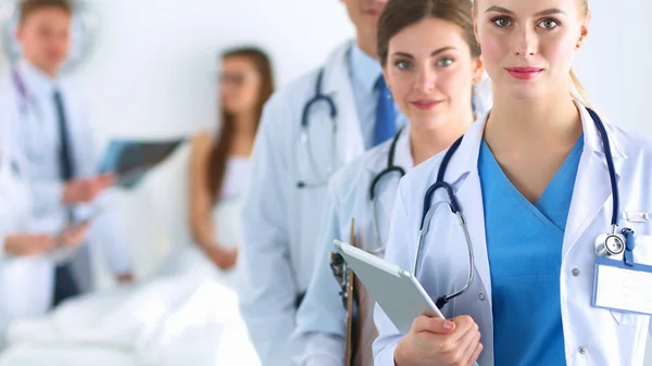 Porträt einer Gruppe lächelnder Krankenhauskollegen, die zusammen stehen — Stockfoto