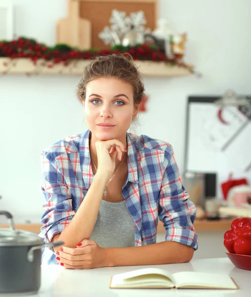 Jovem mulher ler revista Na cozinha em casa — Fotografia de Stock