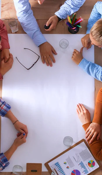 Affärsmän som sitter och diskuterar på affärsmöte, i ämbetet — Stockfoto