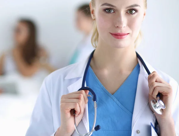 Woman doctor standing with stethoscope at hospital — Stock Photo, Image