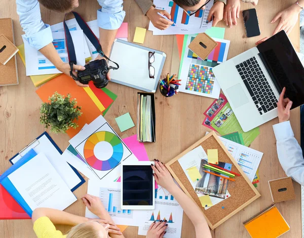 Zakenmensen zitten en discussiëren op zakelijke bijeenkomst, in functie — Stockfoto