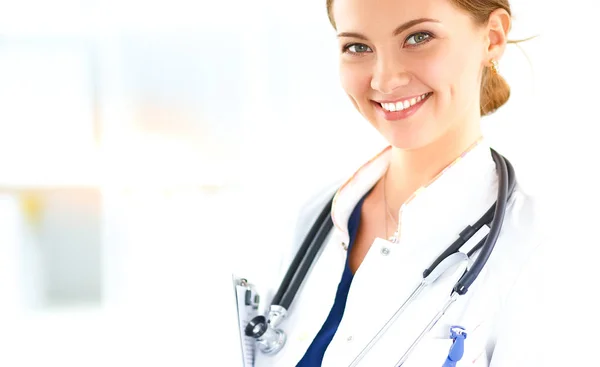 Женщина-врач стоит в больнице — стоковое фото