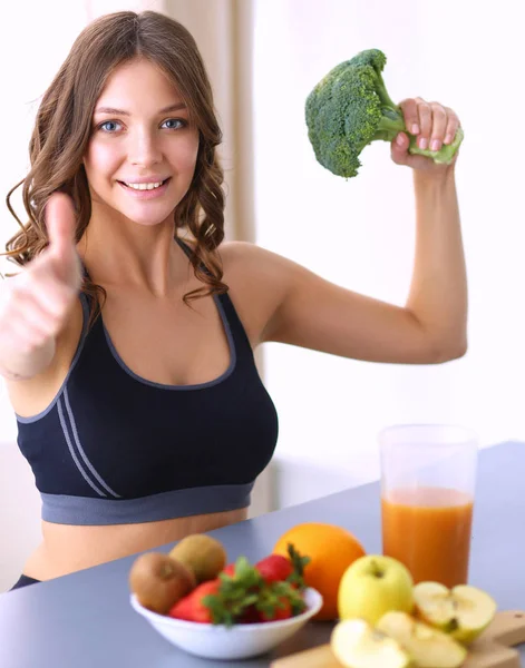 Mujer joven y hermosa cocinando en una cocina — Foto de Stock