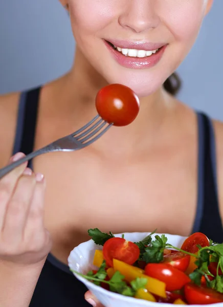 Retrato de una joven sonriente con ensalada de verduras vegetarianas — Foto de Stock