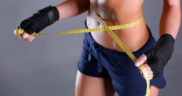Fitness mulheres belo corpo com fita métrica — Fotografia de Stock