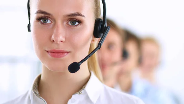 Attraktive junge Unternehmer und Kollegen in einem Call-Center-Büro — Stockfoto