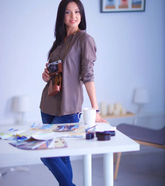 Frau in modern ausgestattetem Kunstatelier — Stockfoto