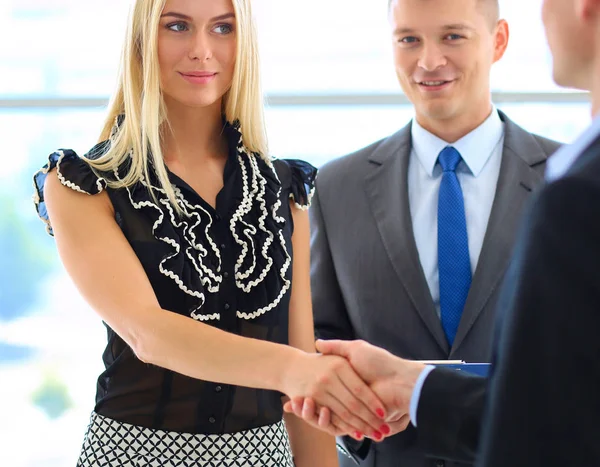 Geschäftsleute beim Händeschütteln nach Treffen — Stockfoto