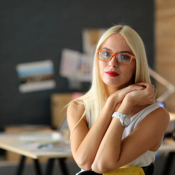 Retrato de uma empresária madura profissional executiva sentada na mesa de escritório — Fotografia de Stock