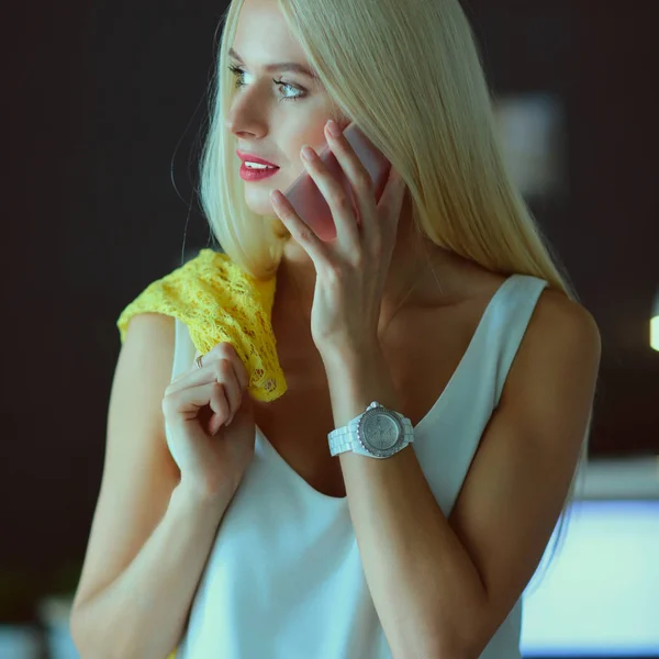 Mulher designer falando no telefone celular no escritório — Fotografia de Stock