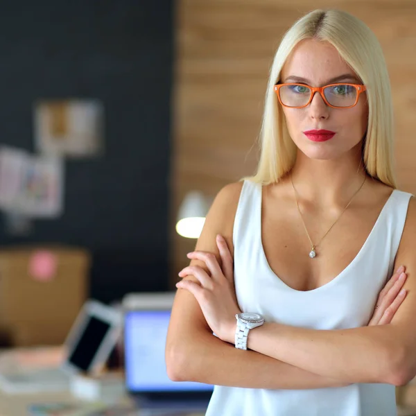 Portret van een uitvoerend professionele volwassen zakenvrouw zittend op kantoor — Stockfoto