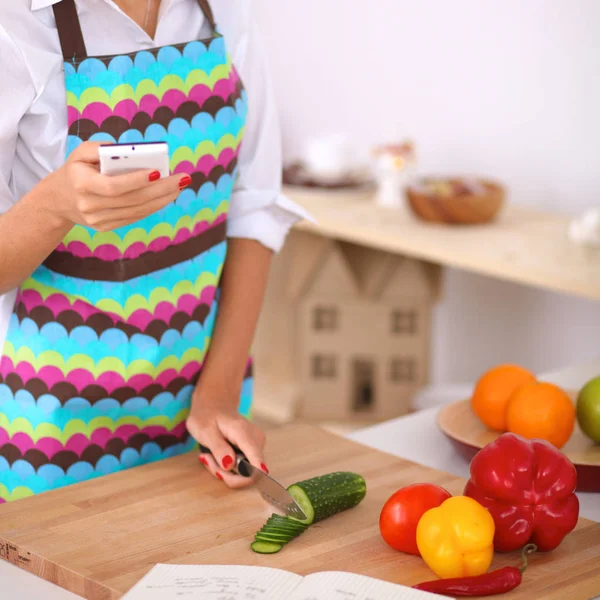 Mujer joven cortando verduras en la cocina —  Fotos de Stock